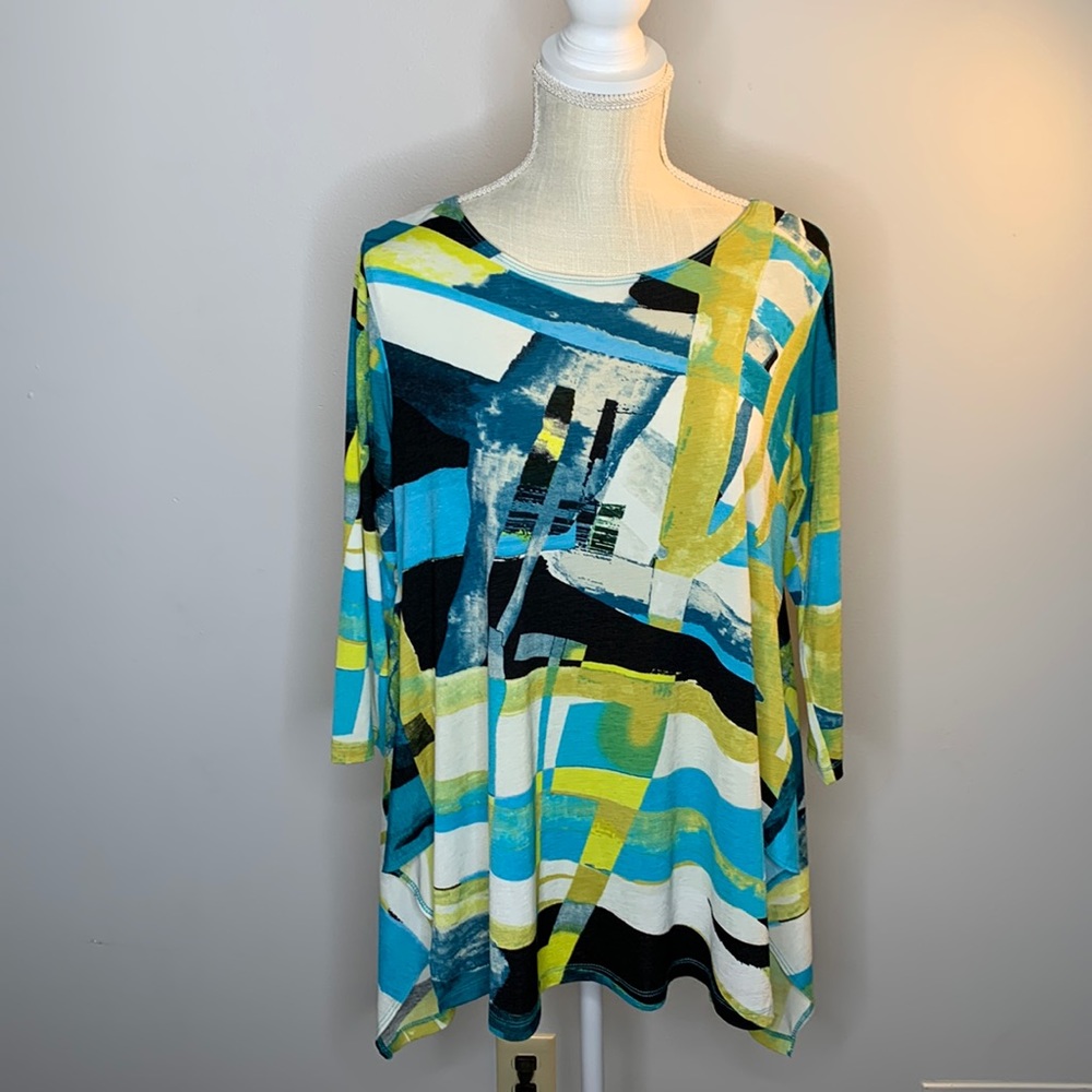 EUC 3/4 length sleeve with handkerchief hem. SZ S